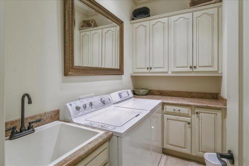 Kuchyň nebo kuchyňský kout v ubytování 32 Corine Lane- Close to the beach, Seasonal Beach Shuttle, FREE Activities Included