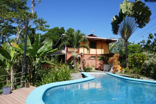 Bazén v ubytování Chalet Tropical nebo v jeho okolí