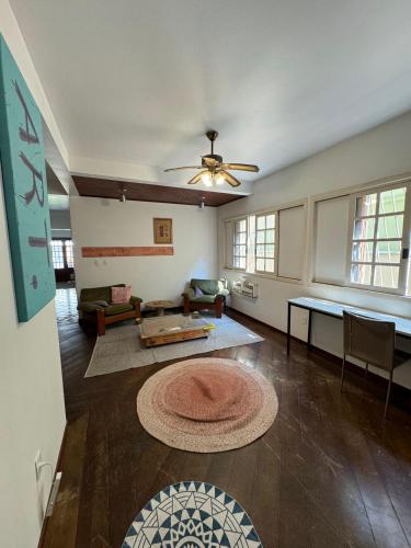 a living room with a ceiling fan and a table at neighbor.HUB hostel & coliving FLORIPA in Florianópolis