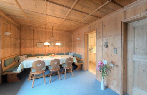 a dining room with a table and chairs at Hotel Garni Almjur in Sankt Anton am Arlberg