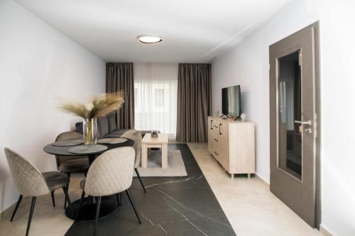 a dining room with a table and chairs at Hotel Epic Centrum in Cisnădie