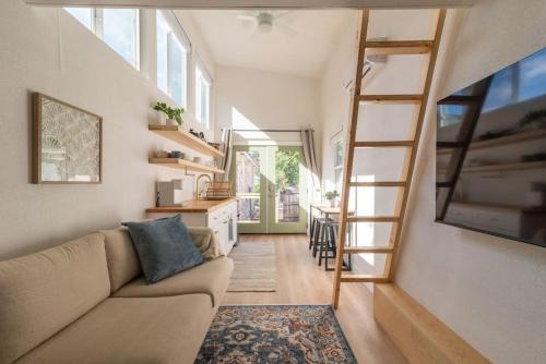 奥斯汀BoHo Tiny Home - Walkable to the Best of East Austin的带沙发和梯子的客厅