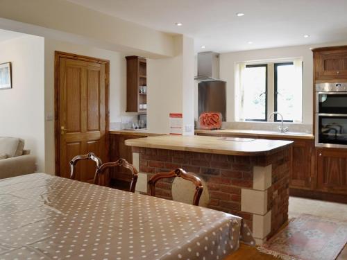 A kitchen or kitchenette at Westfield Farm Cottage 