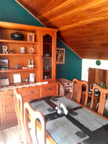 a dining room with a table and chairs at Casa em Botafogo (Rio de Janeiro) in Rio de Janeiro