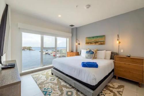 Postel nebo postele na pokoji v ubytování Apartment condo with ocean and harbor views Oranjestad, Aruba