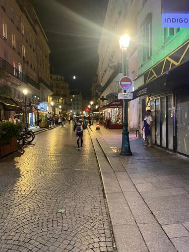 une personne marchant la nuit dans une rue de la ville dans l'établissement Ritaj, à Paris