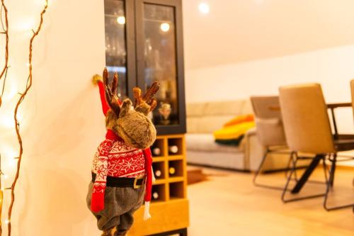 a stuffed animal is hanging on a wall at Atmosfera di montagna a Tarvisio in Tarvisio