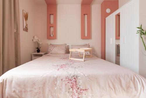 ein Schlafzimmer mit einem weißen Bett und einem Stuhl darauf in der Unterkunft Домът на Билкарката in Plowdiw