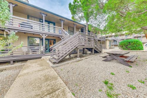 Imagen de la galería de Condo Near Midtown Ruidoso with Furnished Deck!, en Ruidoso
