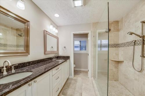 Ένα μπάνιο στο 47 Off Shore- Dogs OK, Huge Outdoor Space & Private Pool, FREE Activities Included