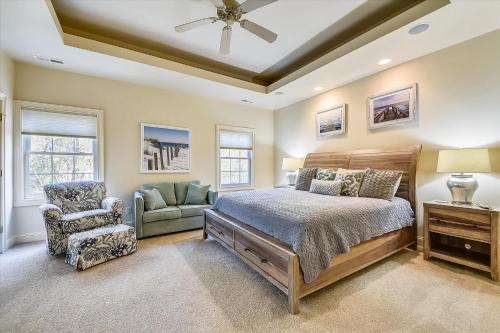 un dormitorio con una cama y una silla en 5 Henry Lane- Near Ocean, Private Pool, Pet Friendly, FREE Activities Included, en Hilton Head Island