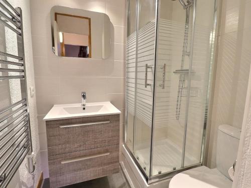 une salle de bain avec une douche, un lavabo et des toilettes dans l'établissement Duplex 5/6 pers, aux pieds des pistes, proche commerces, balcon, WiFi, animaux OK - FR-1-182-137, à Méribel