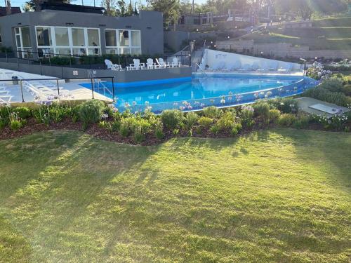 Venetto Village في فيلا باركيه سيكيمان: اطلالة علوية على مسبح في ساحة