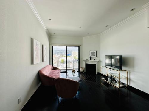 Телевизор и/или развлекательный центр в Cool Apartment in West Hollywood