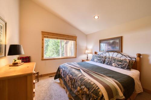 Katil atau katil-katil dalam bilik di Fawn View by Tahoe Getaways - Spacious 5 BR w Pool Table-Short Drive to Northstar