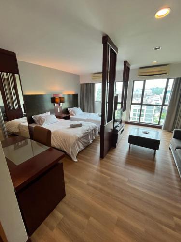 Postel nebo postele na pokoji v ubytování Gemilang Studio Homesuites Near Ming Garden Hotel KK