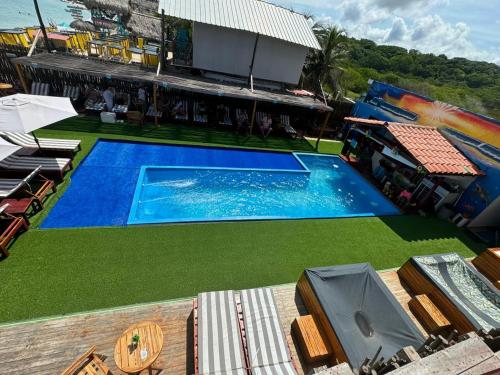 an overhead view of a swimming pool with green grass at La Cabaña Glamping Geronimo in Playa Blanca