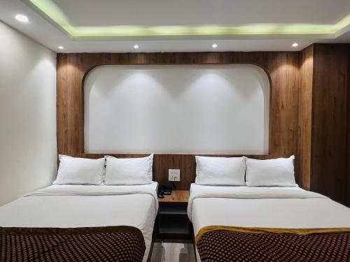 Cama o camas de una habitación en Hotel Nirakar