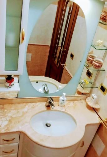 a bathroom with a sink and a mirror at PerlaVerde in Patti