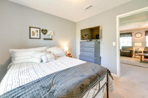 Katil atau katil-katil dalam bilik di 2 Mi to Douglas Lake, Boat Ramp White Pine Home!