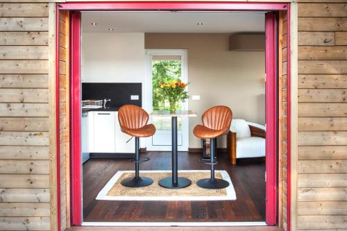 a kitchen with a table and two chairs in a room at Gîte La Parenthèse pour 2 avec SPA et SAUNA Privatif in Saint-Fargeau