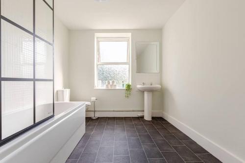 Bilik mandi di 2Bed by Jubilee Square Maidstone