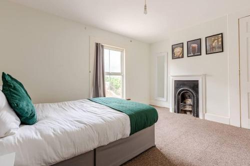 Katil atau katil-katil dalam bilik di 2Bed by Jubilee Square Maidstone