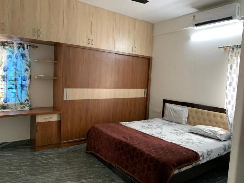Ένα ή περισσότερα κρεβάτια σε δωμάτιο στο Sagar Niwas - Furnished short stay flats 1BHK and 2BHK