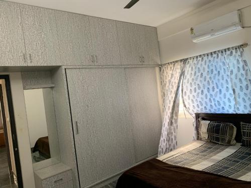 Ένα ή περισσότερα κρεβάτια σε δωμάτιο στο Sagar Niwas - Furnished short stay flats 1BHK and 2BHK