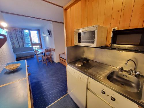 une cuisine avec un évier et un micro-ondes dans l'établissement Studio 4 pers. · Ski aux pieds · Balcon - FR-1-346-458, à Arc 1800