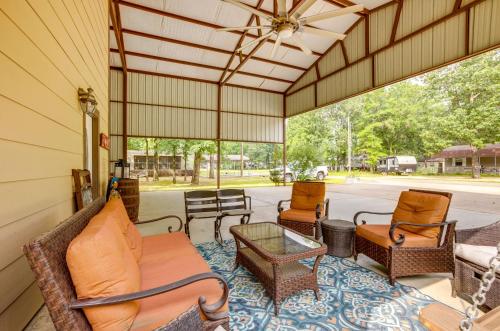 Posezení v ubytování Point Blank Vacation Rental with Large Patio!