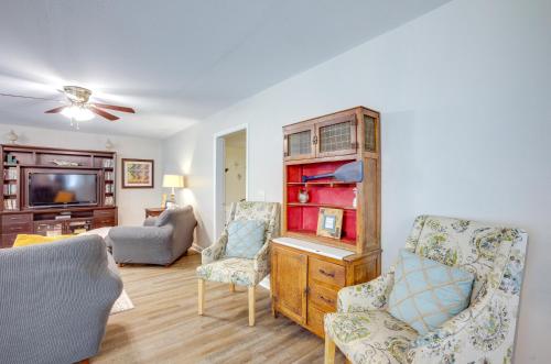 Posezení v ubytování Point Blank Vacation Rental with Large Patio!