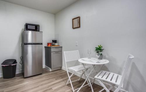 Dapur atau dapur kecil di Newly Renovated Bright Studio