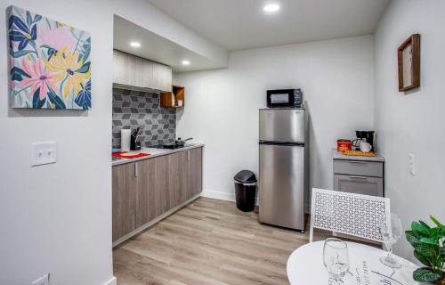 Dapur atau dapur kecil di Newly Renovated Bright Studio