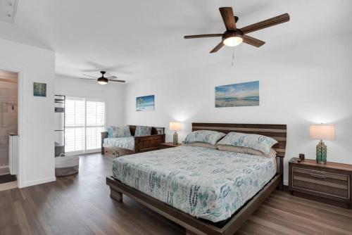 a bedroom with a bed and a ceiling fan at Ocean Isles Rustic Inn in Marathon