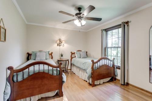 une chambre avec deux lits et un ventilateur de plafond dans l'établissement Southall Cottage 3bd Serene Outdoor Space, à Franklin