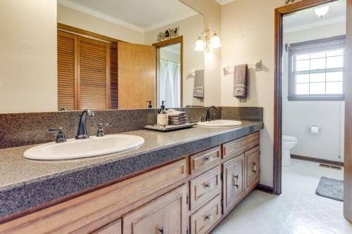 une salle de bain avec deux lavabos et un grand miroir dans l'établissement Southall Cottage 3bd Serene Outdoor Space, à Franklin
