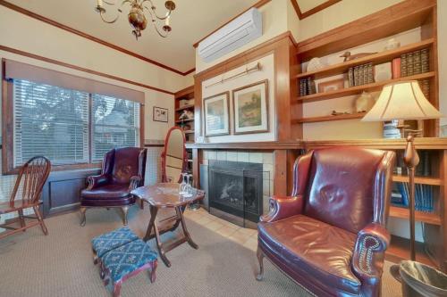 Χώρος καθιστικού στο Romantic Victorian Getaway The Fox
