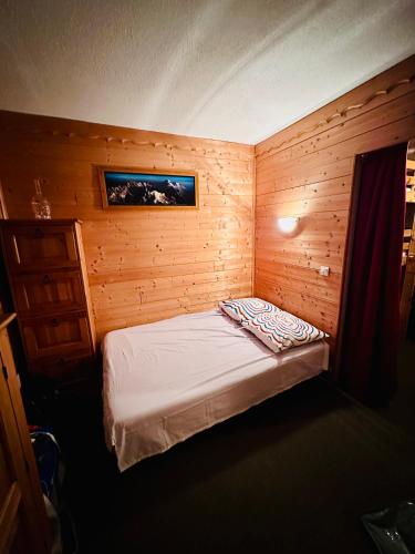 Cette petite chambre en bois comprend un lit. dans l'établissement Studio vue montagne à 200m des pistes, à Arâches-la-Frasse