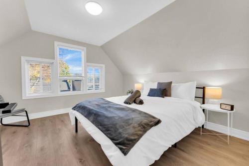 a bedroom with a bed with a teddy bear on it at RentX 3Bed Cozy Home - Hospital GO 2ParkingWi-Fi in Hamilton