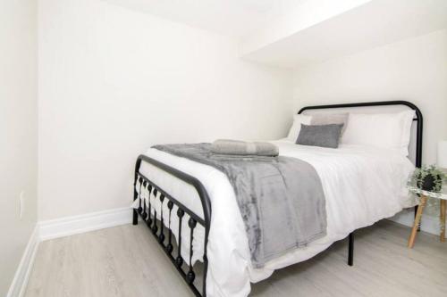 Postel nebo postele na pokoji v ubytování RentX Modern Suite - Near GO Hospital Parking