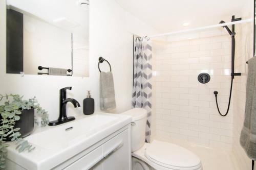 Koupelna v ubytování RentX Modern Suite - Near GO Hospital Parking