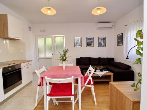 Η κουζίνα ή μικρή κουζίνα στο Apartments Nodilo - One Bedroom Apartment with Balcony and Sea View Apt 1