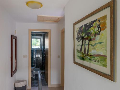 une peinture accrochée à un mur dans un couloir dans l'établissement Holiday Home Anima Maris- Duplex Two Bedroom Holiday Home with Terrace and Sea View, à Ston