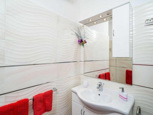 Apartments & Rooms Mara & Petrunjela - Studio Apartment with Balcony and Sea View