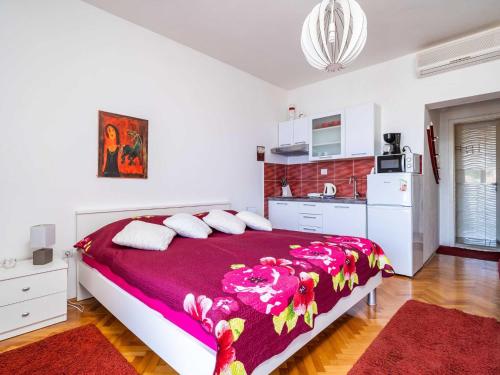 Apartments & Rooms Mara & Petrunjela - Studio Apartment with Balcony and Sea View