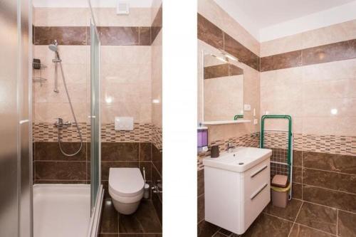 Apartments Villa Ari - Superior Three Bedroom Apartment with Balcony and Sea View First Floor