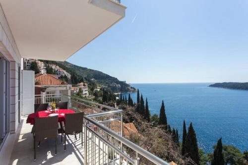 Apartments Villa Ari - Superior Three Bedroom Apartment with Balcony and Sea View First Floor
