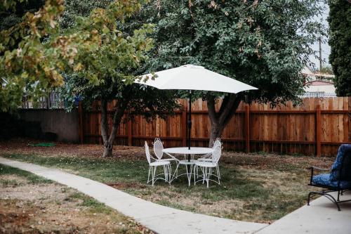 a table and chairs under an umbrella in a yard at Old World Charm River Views in Lewiston