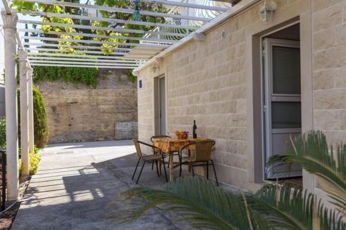 Apartments Milanovi - Superior Studio Apartment with Terrace and Garden View